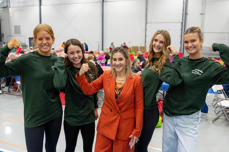 Sarah Ley, Emma Jones, Senator Ward, Kaitlyn Long, and Emma Chamberlin at the Ward Expo