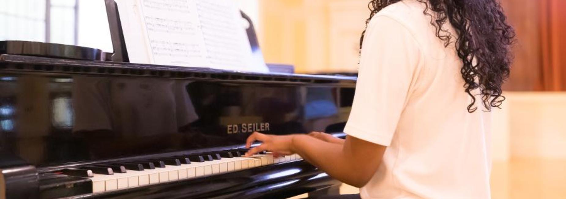 Jeanite playing piano
