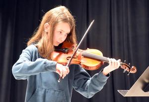 a gril playing the violin