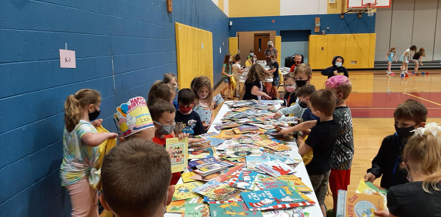 kids selecting books