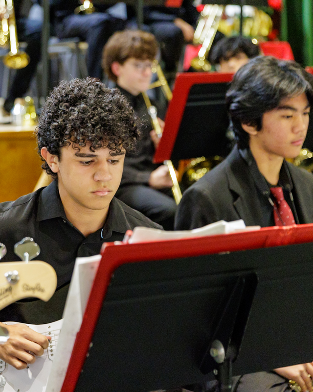 Jazz band members play guitar