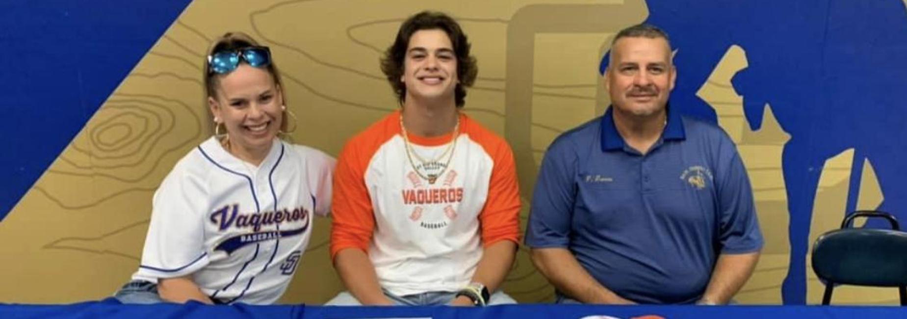 Sergio Guerra signs w UTGV