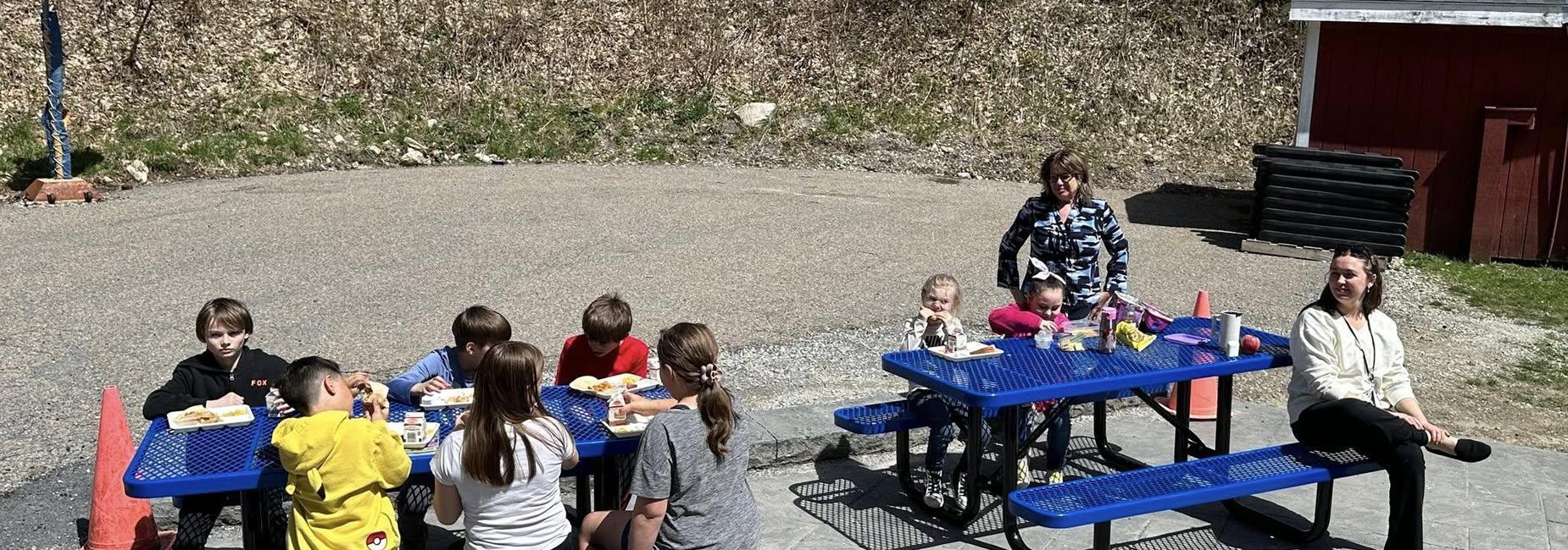 Students eat lunch