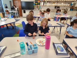 First grade students decorate honey dishes.