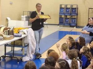 Beekeeper Melissa explains about the structure of the hive.
