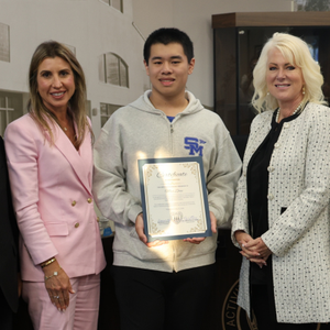 Zhou pictured with Dr. de la Torre and President Gill.