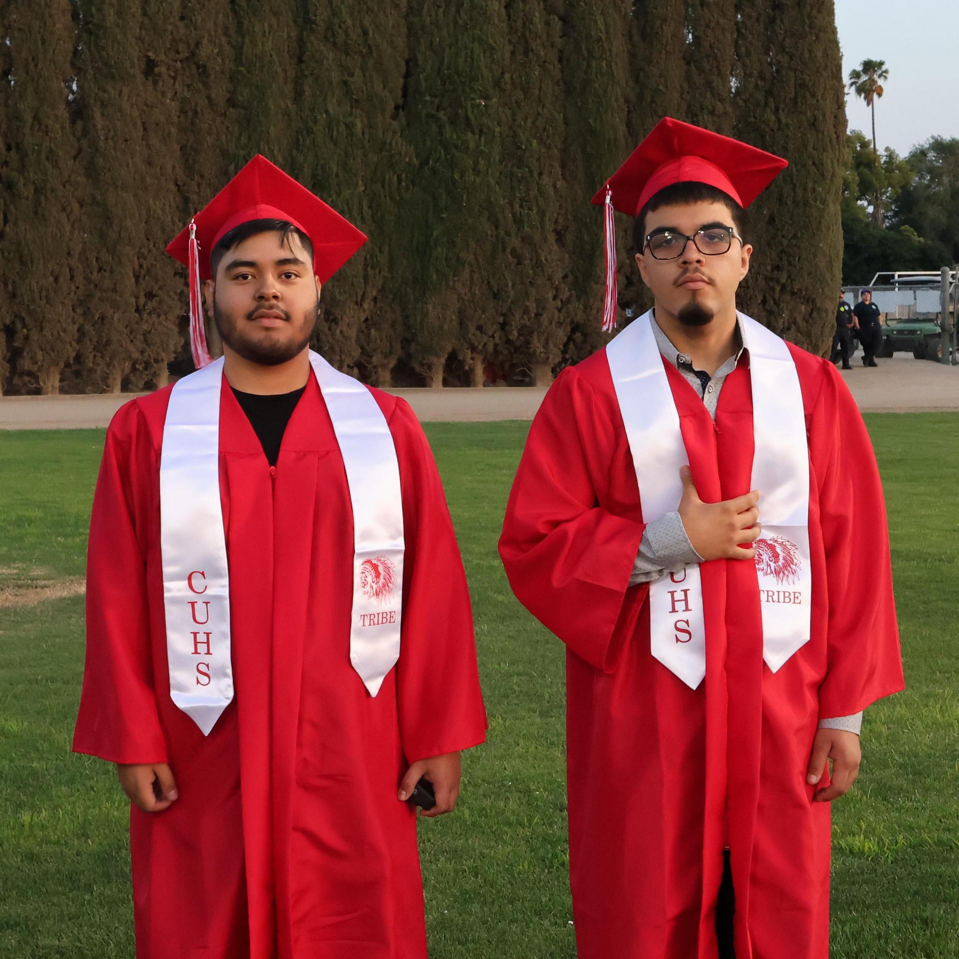 seniors posing together before walking in to graduation