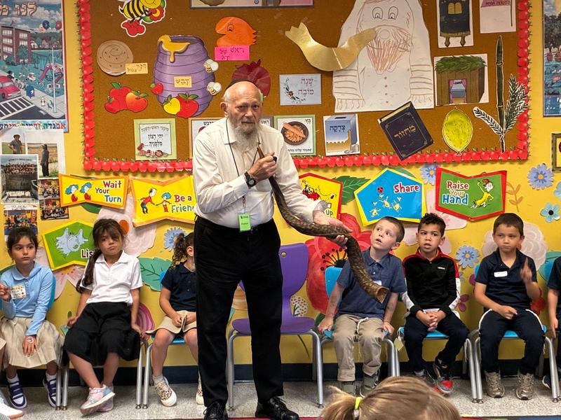 Rabbi _ demonstrates about how to blow a shofar