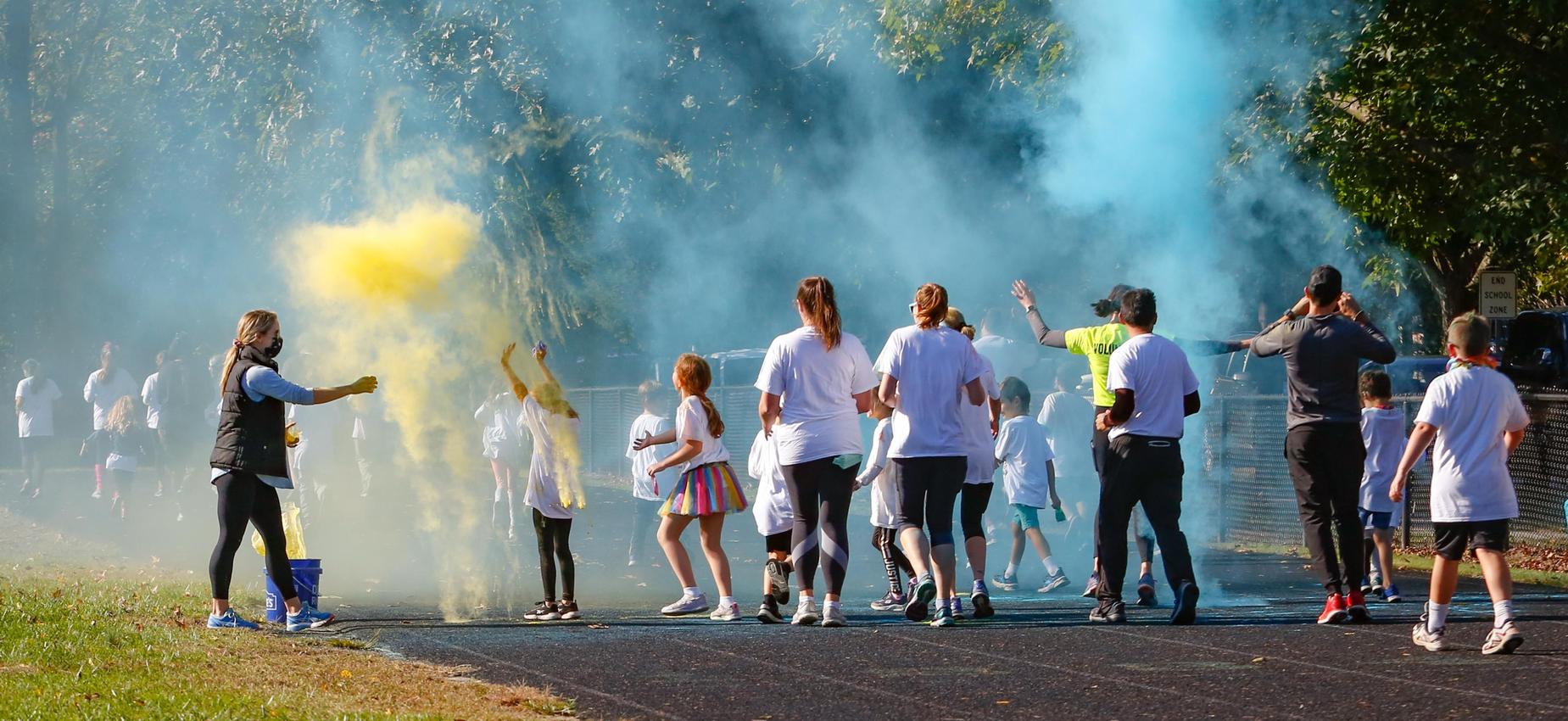 people running in color run