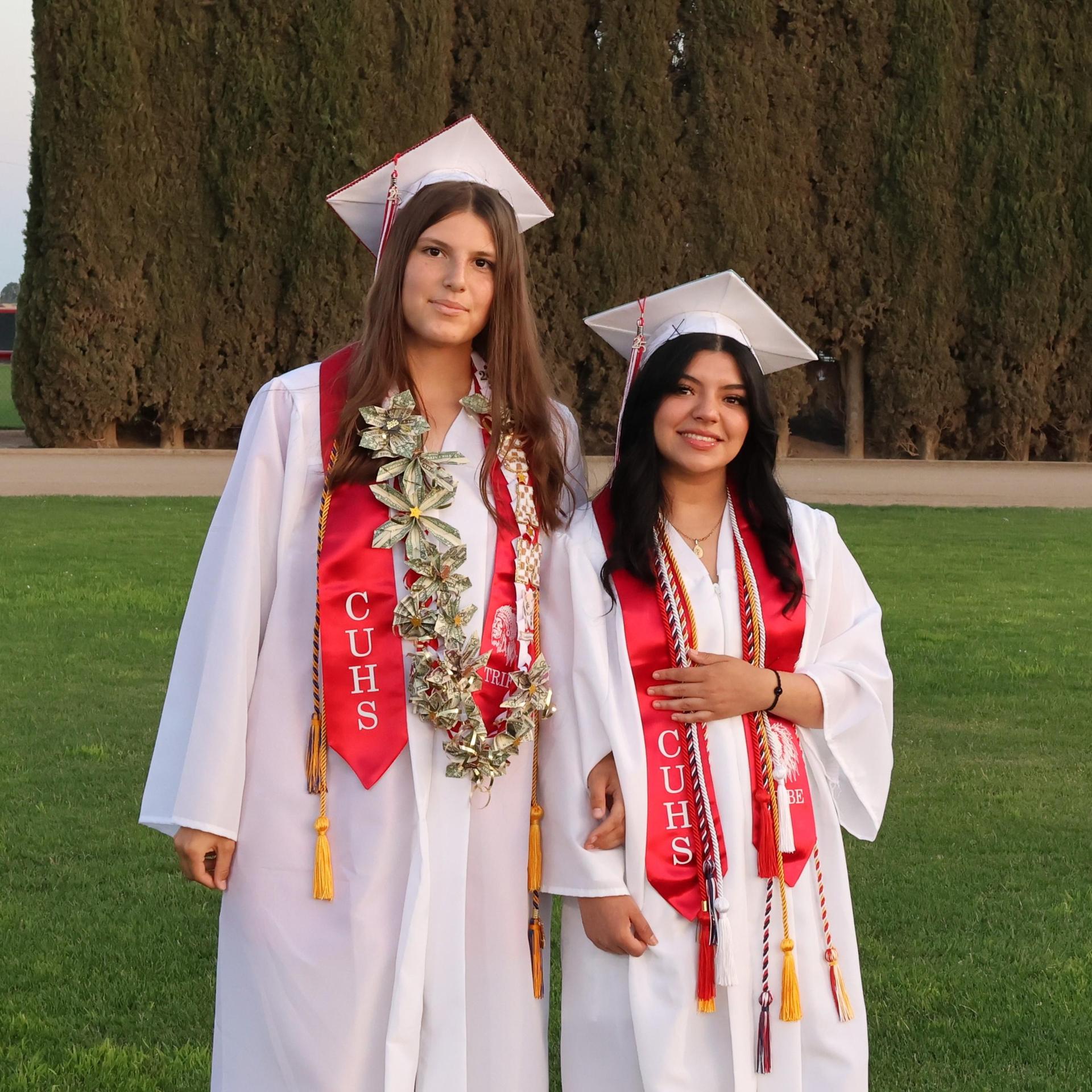 seniors posing together before walking in to graduation