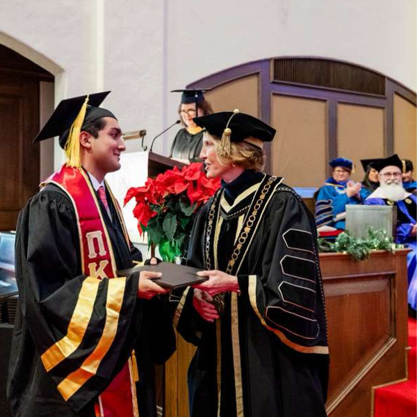 Exalumno CUAM se gradúa de Southwestern University en Texas