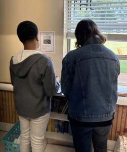 2 students work together to decode a paragraph in Spanish.