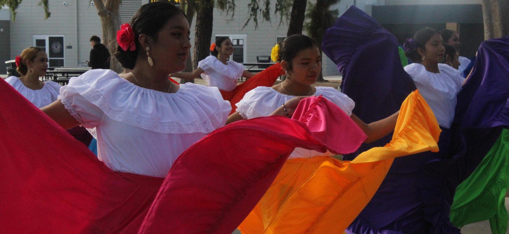 Ballet folklorica dancers