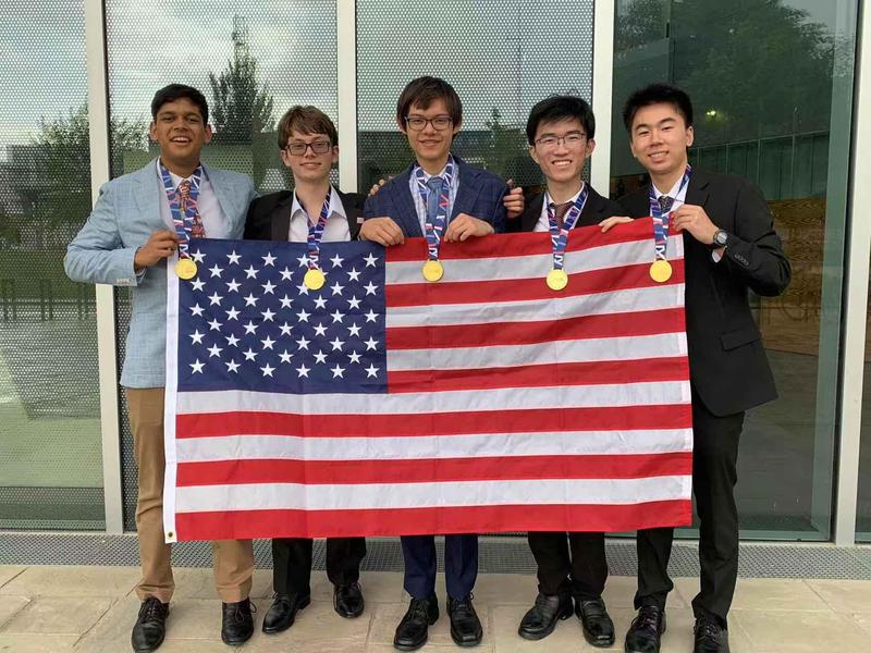 2025 IPhO U.S. Team at the closing ceremony in Paris. Brian Zhang is pictured on the far right.