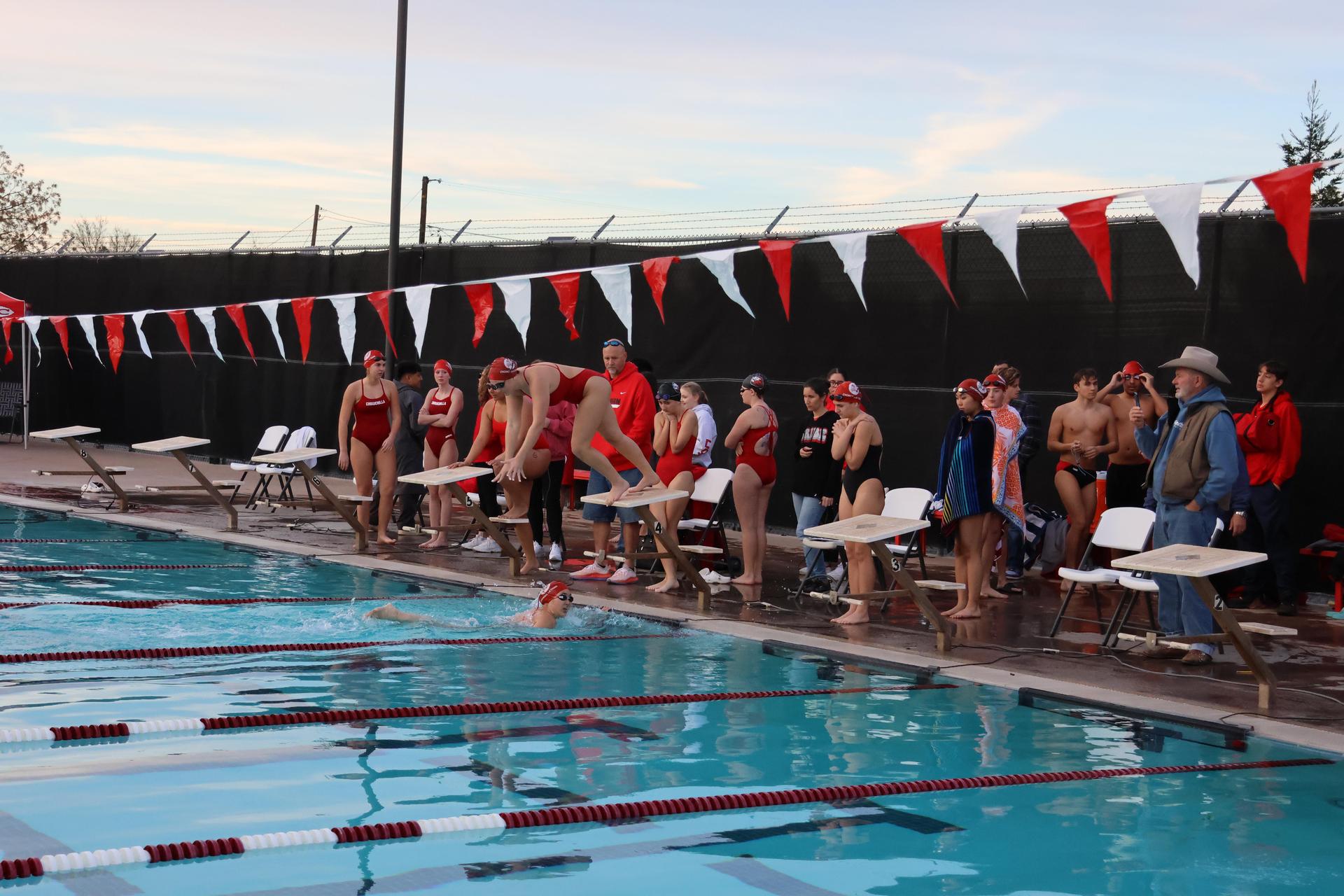 girls swimmers competing in the 400 free relay