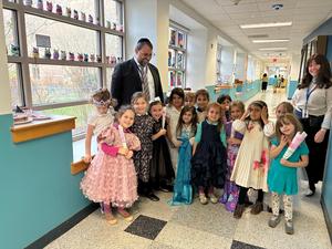 Kitah K students posing with Rabbi Cohen.