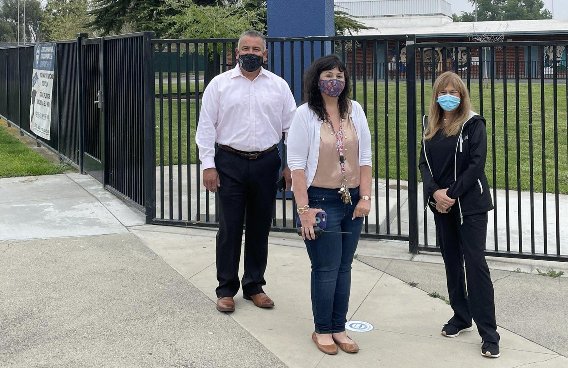 Welcome back 2nd and 3rd Grade students!! Thank you @PomonaUnified Sup. Mr. Martínez and @RAPOD3 Board Member Dr. Perlman for giving our scholars such a warm welcome on their first day of In-person instruction! #proud2bePUSD @sanmartinpusd #itsgoodtobeaphillie