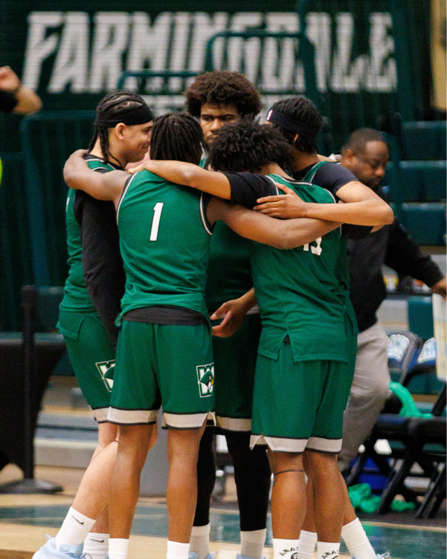 Basketball players huddle up in final moments of game