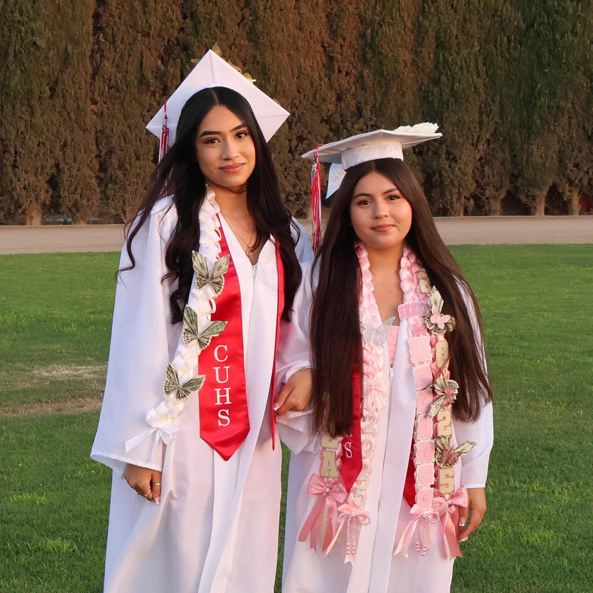 seniors posing together before walking in to graduation