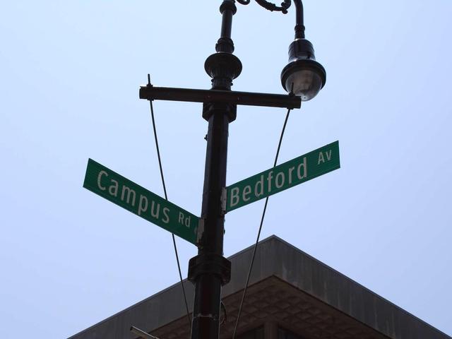 Street sign indicating the intersection of Campus Rd and Bedford Ave.