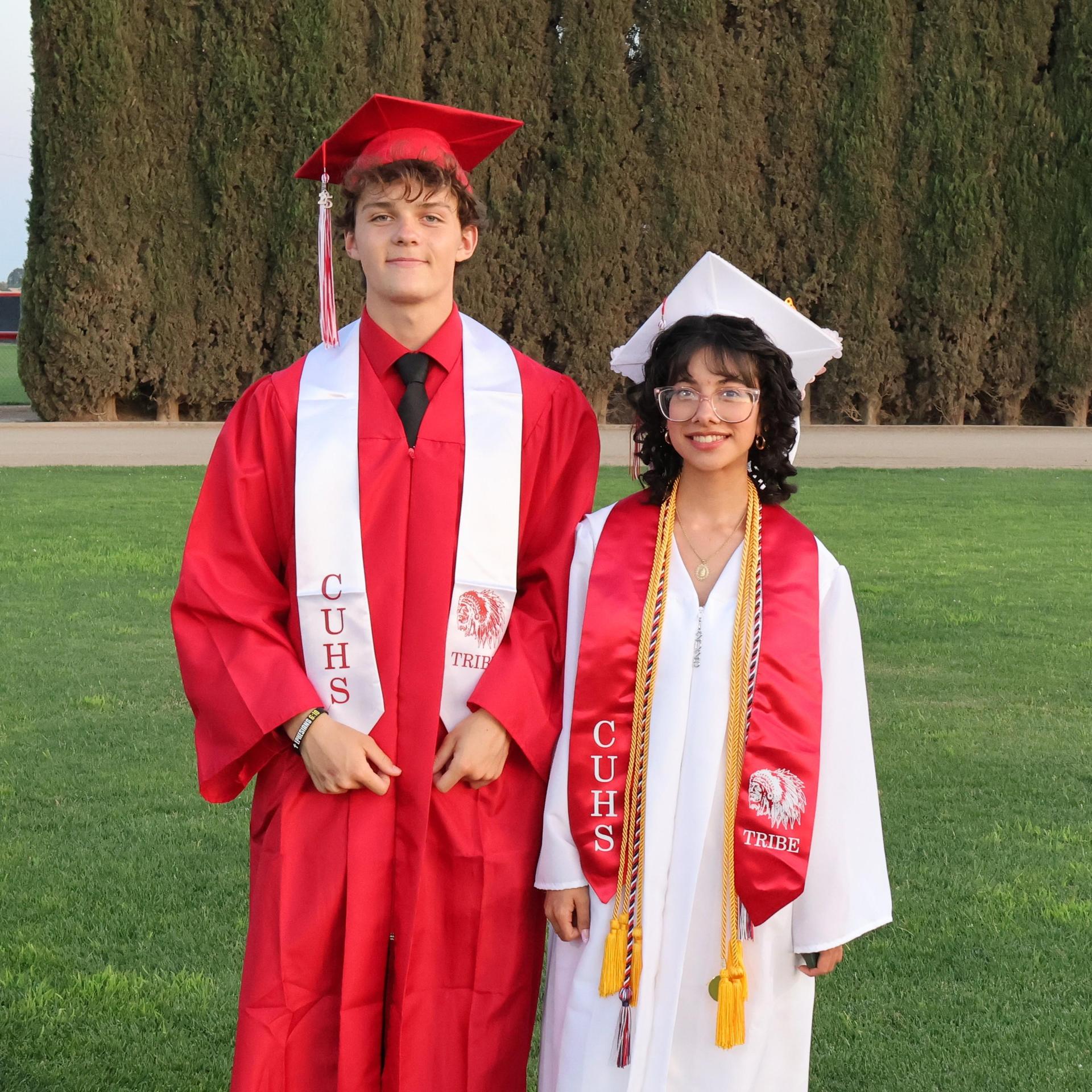seniors posing together before walking in to graduation