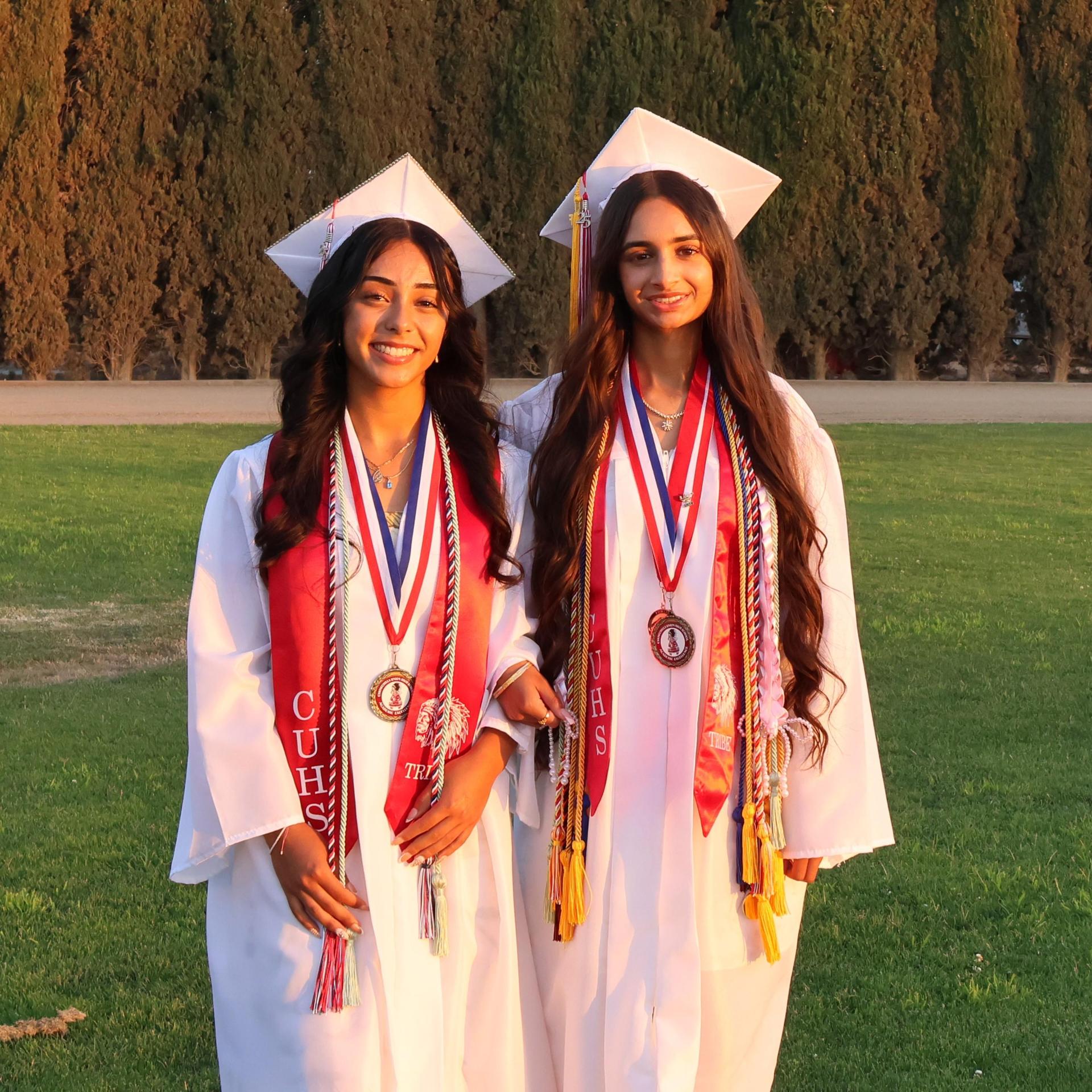 seniors posing together before walking in to graduation