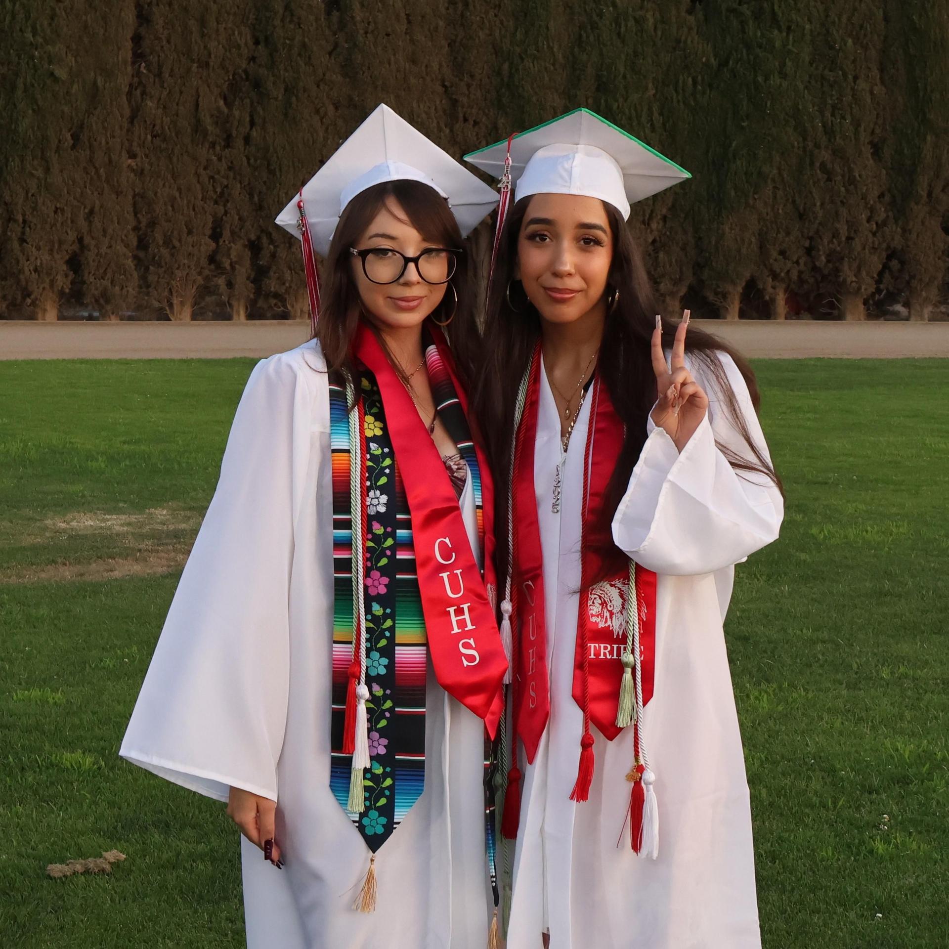 seniors posing together before walking in to graduation