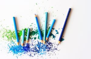 seven different shades of blue color pencils