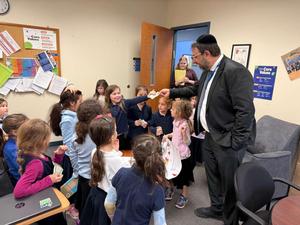 Rabbi Cohen gives a dollar to the 100 mitzvos project.