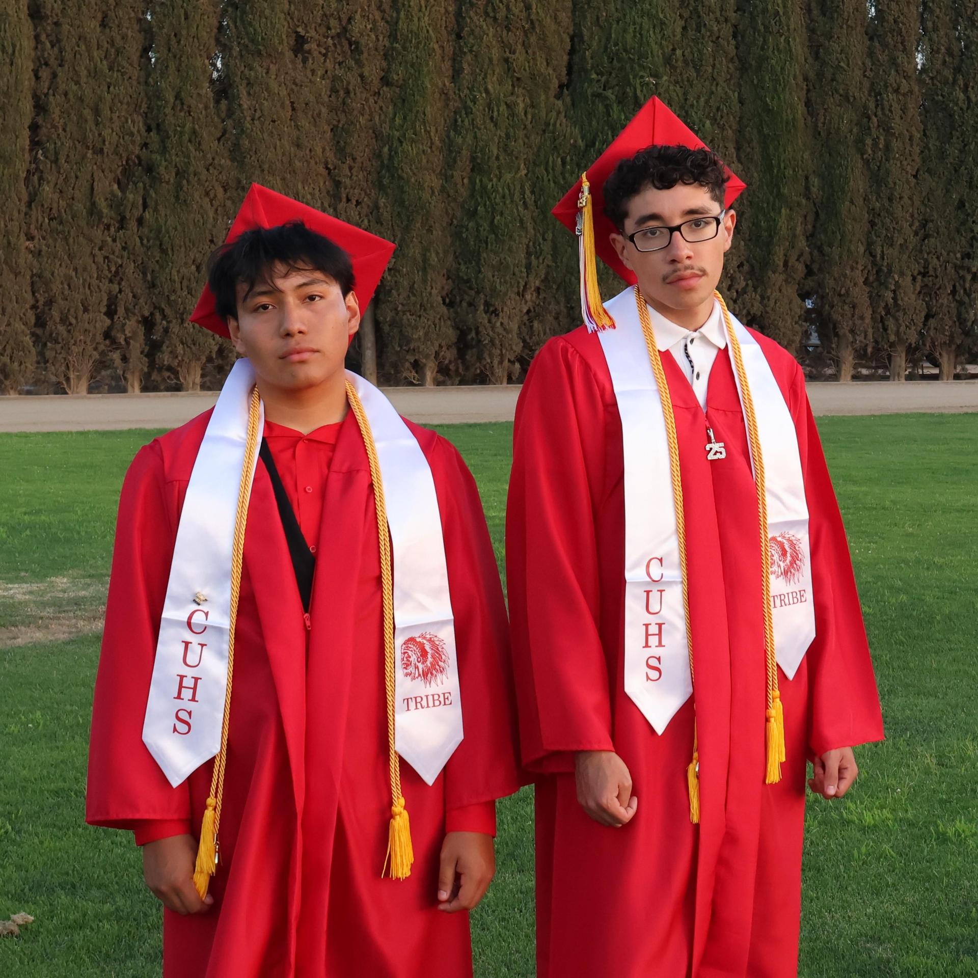 seniors posing together before walking in to graduation