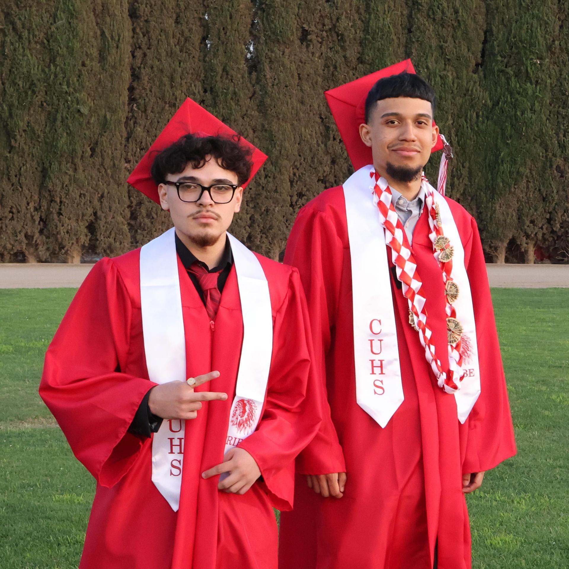 seniors posing together before walking in to graduation