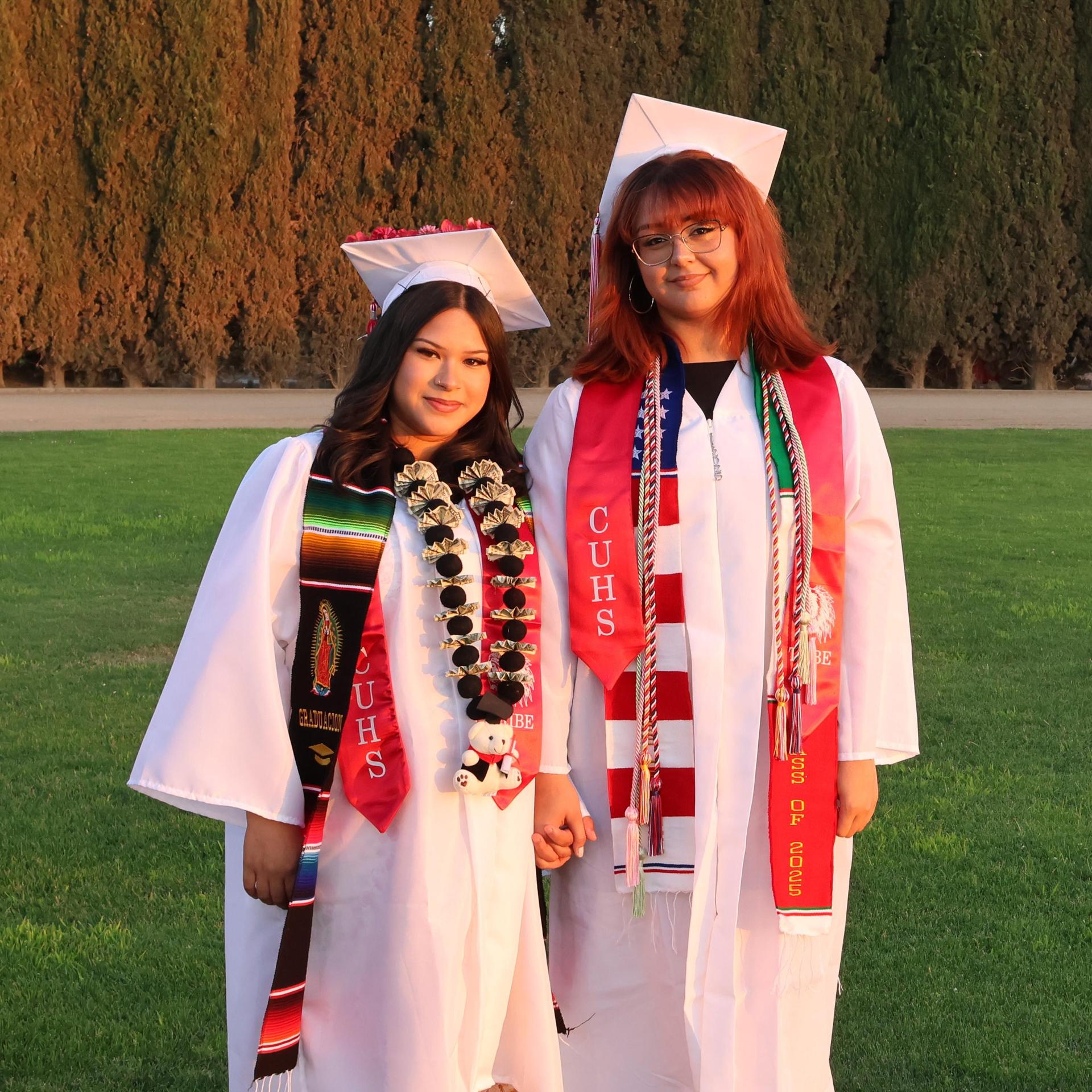 seniors posing together before walking in to graduation