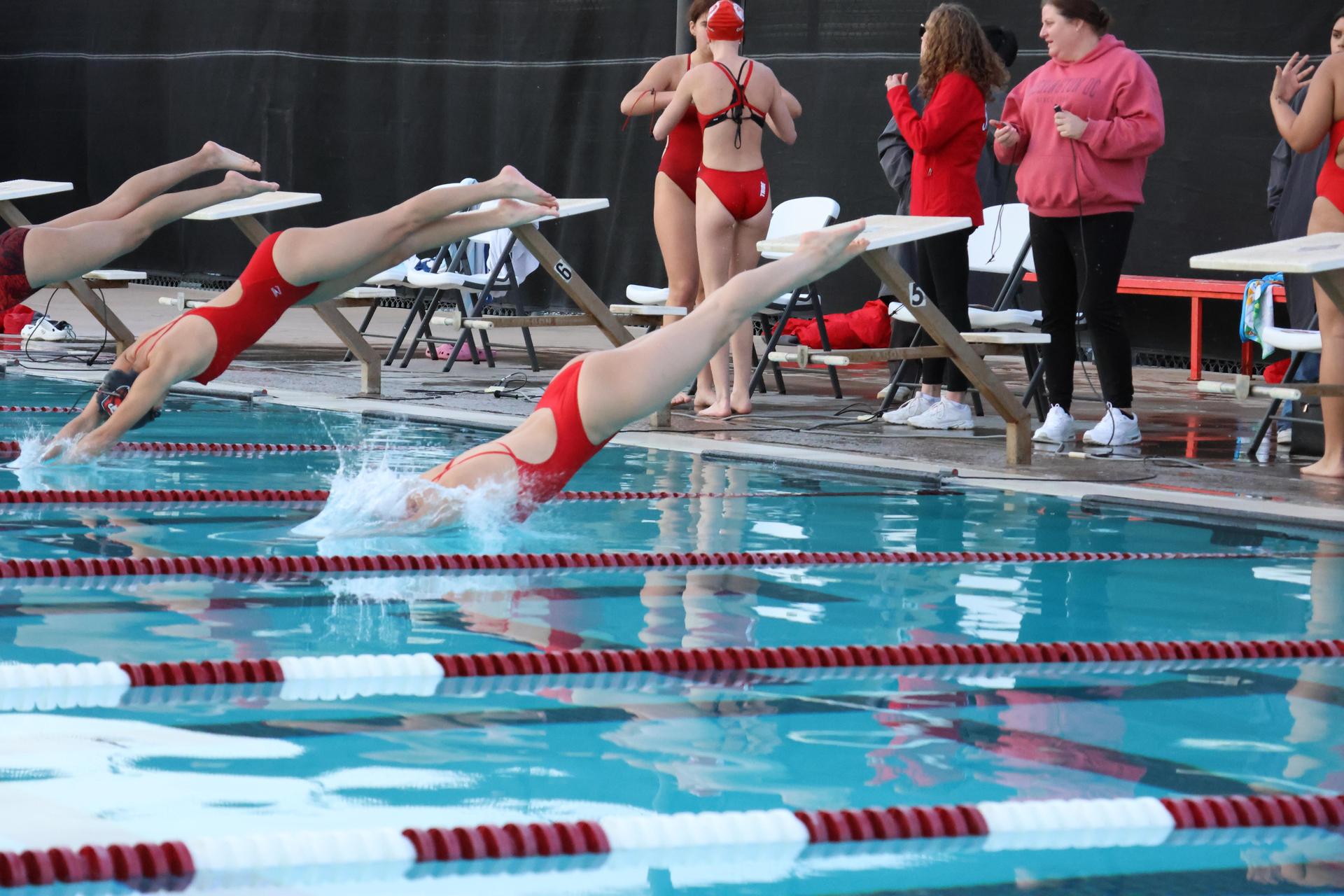 girls swimmers competing in the 400 free relay