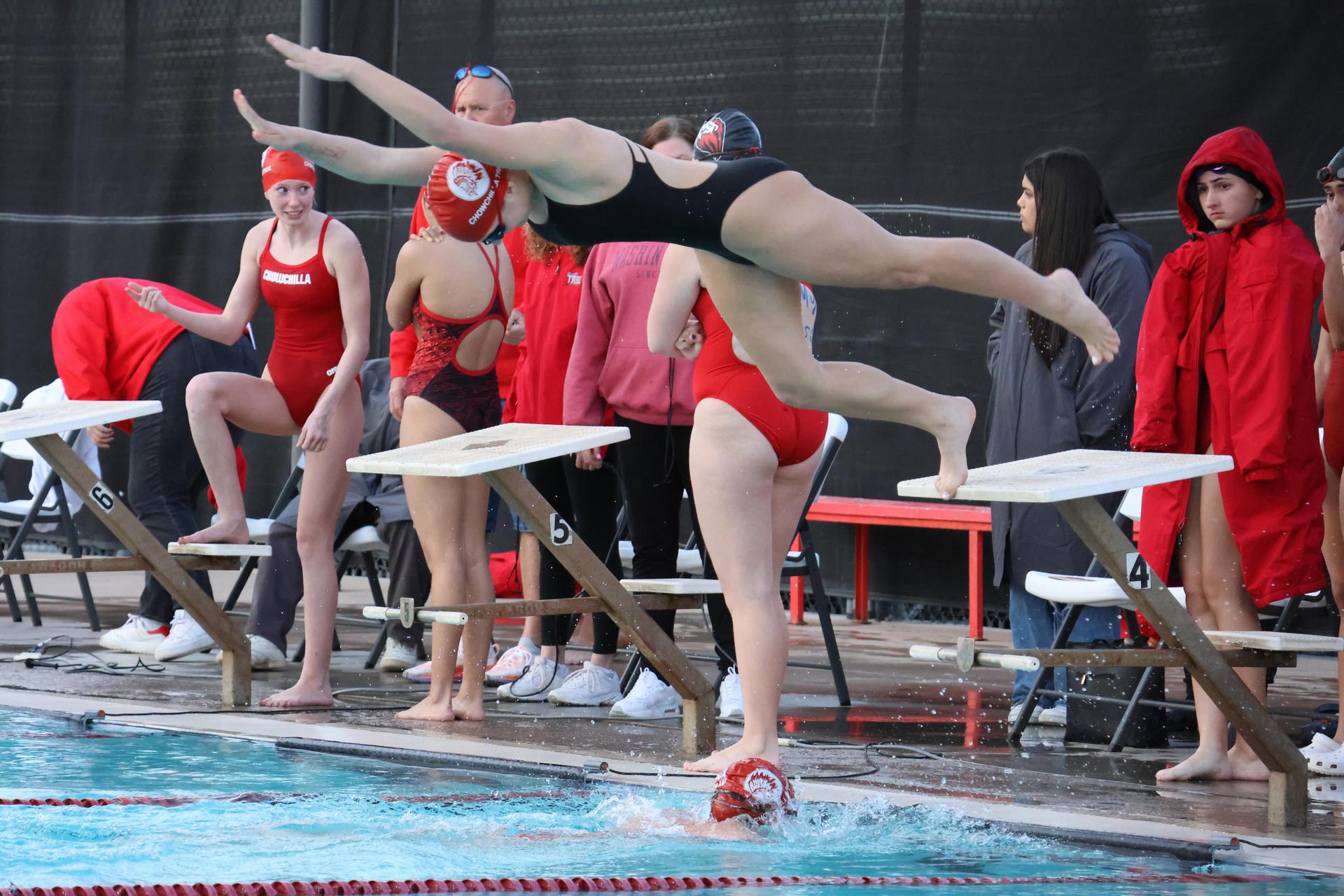 girls swimmers competing in the 400 free relay