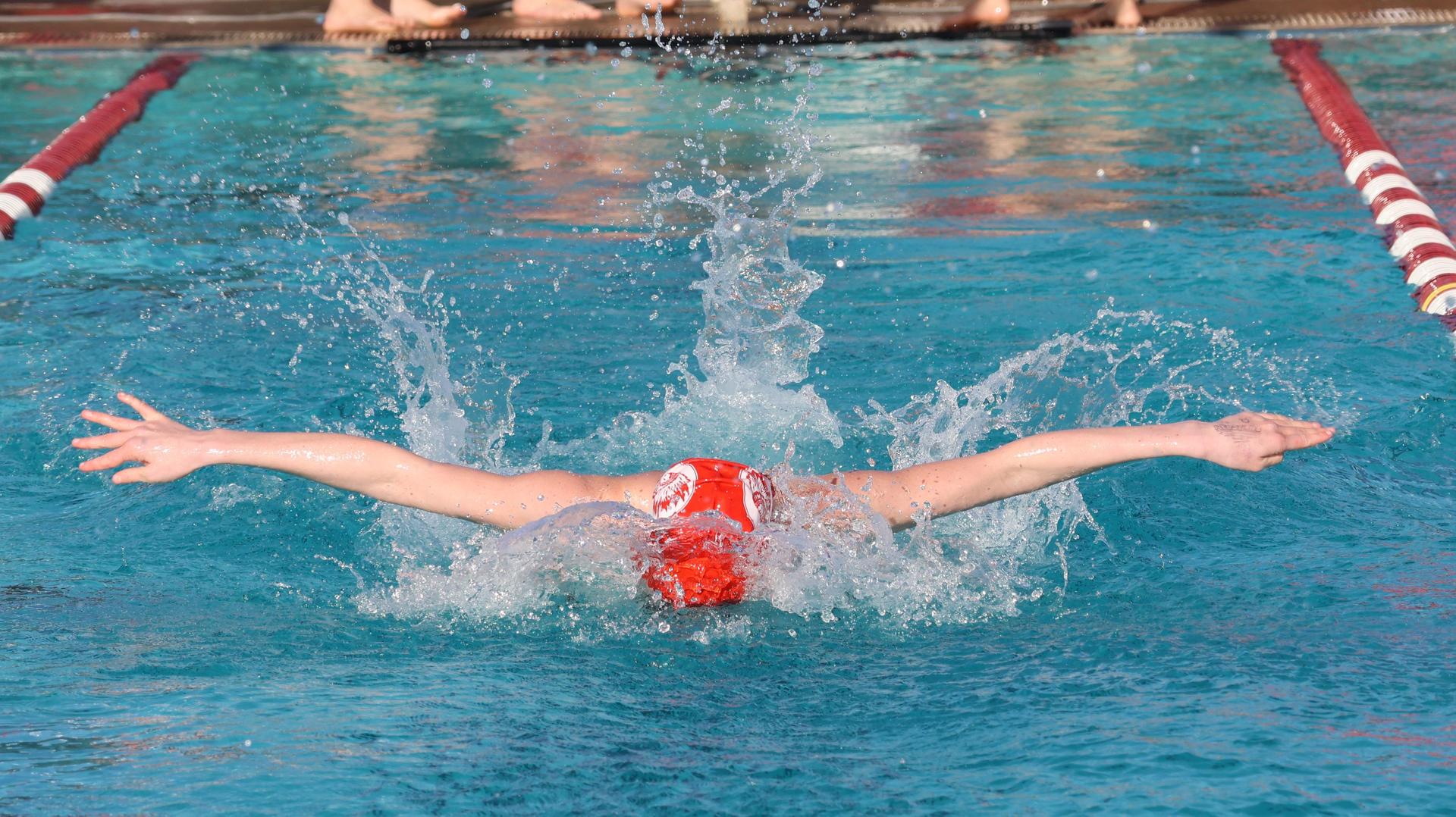 Alina Espinola swimming