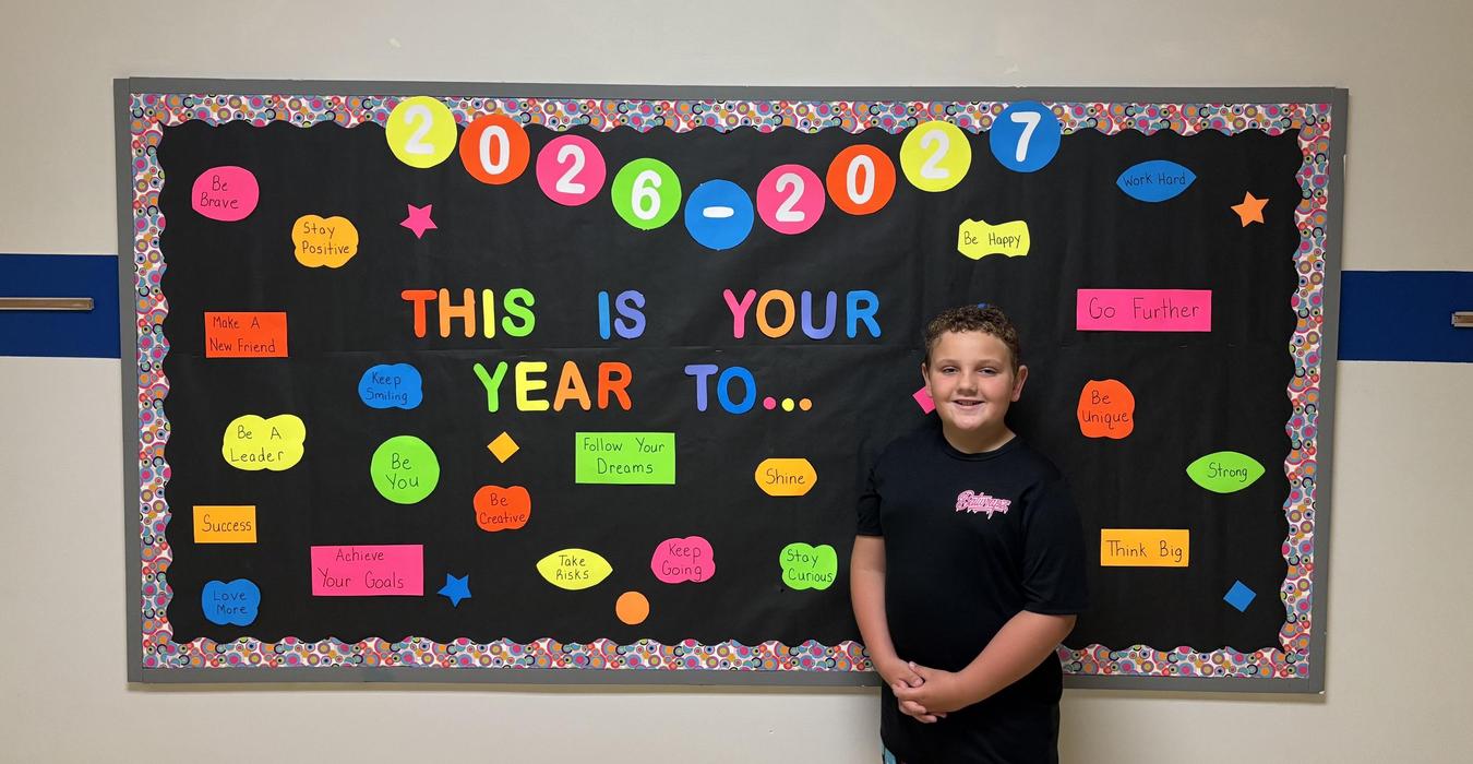 Colorful bulletin board for the school year 2026-2027 with motivational phrases and a student.