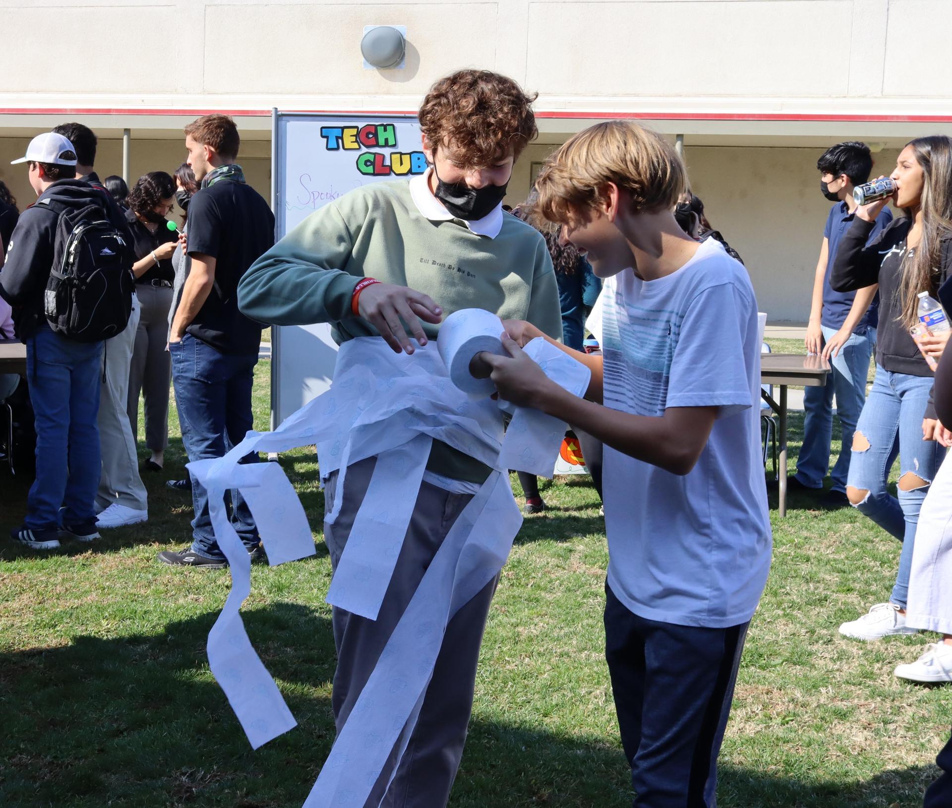 Students enjoying throwback thursday for spooky week