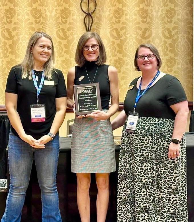 Kaitlyn Benavides (center)recently received the Tennessee Association of School Librarians’ (TASL) Distinguished School Administrator Award.