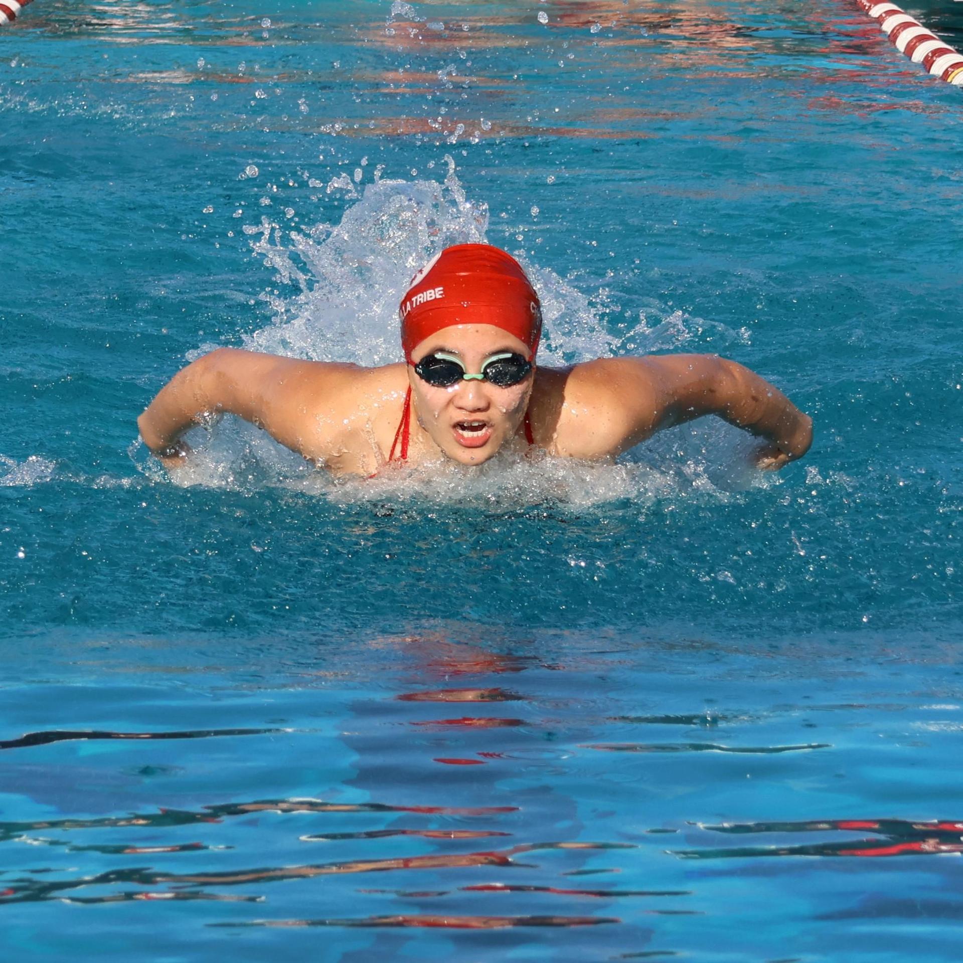 Lihna Song swimming