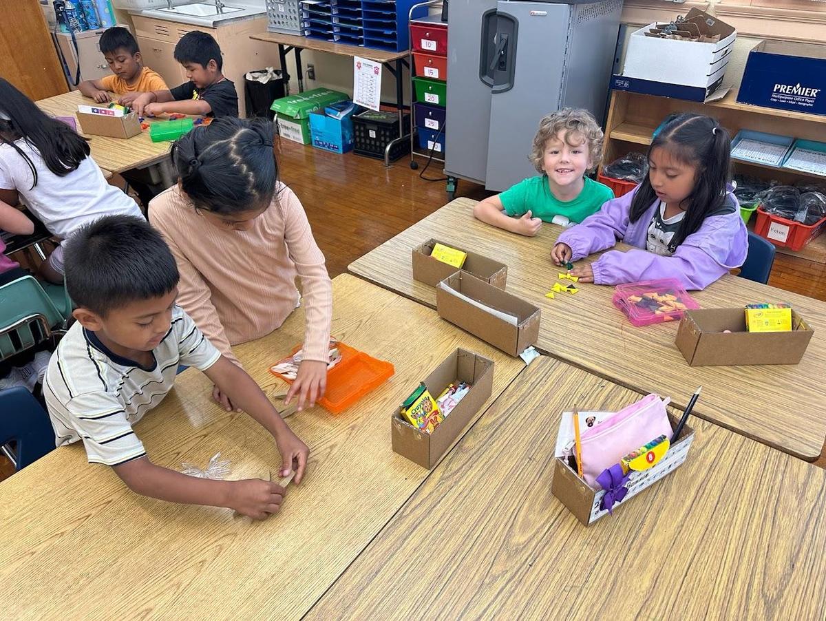kids working on project