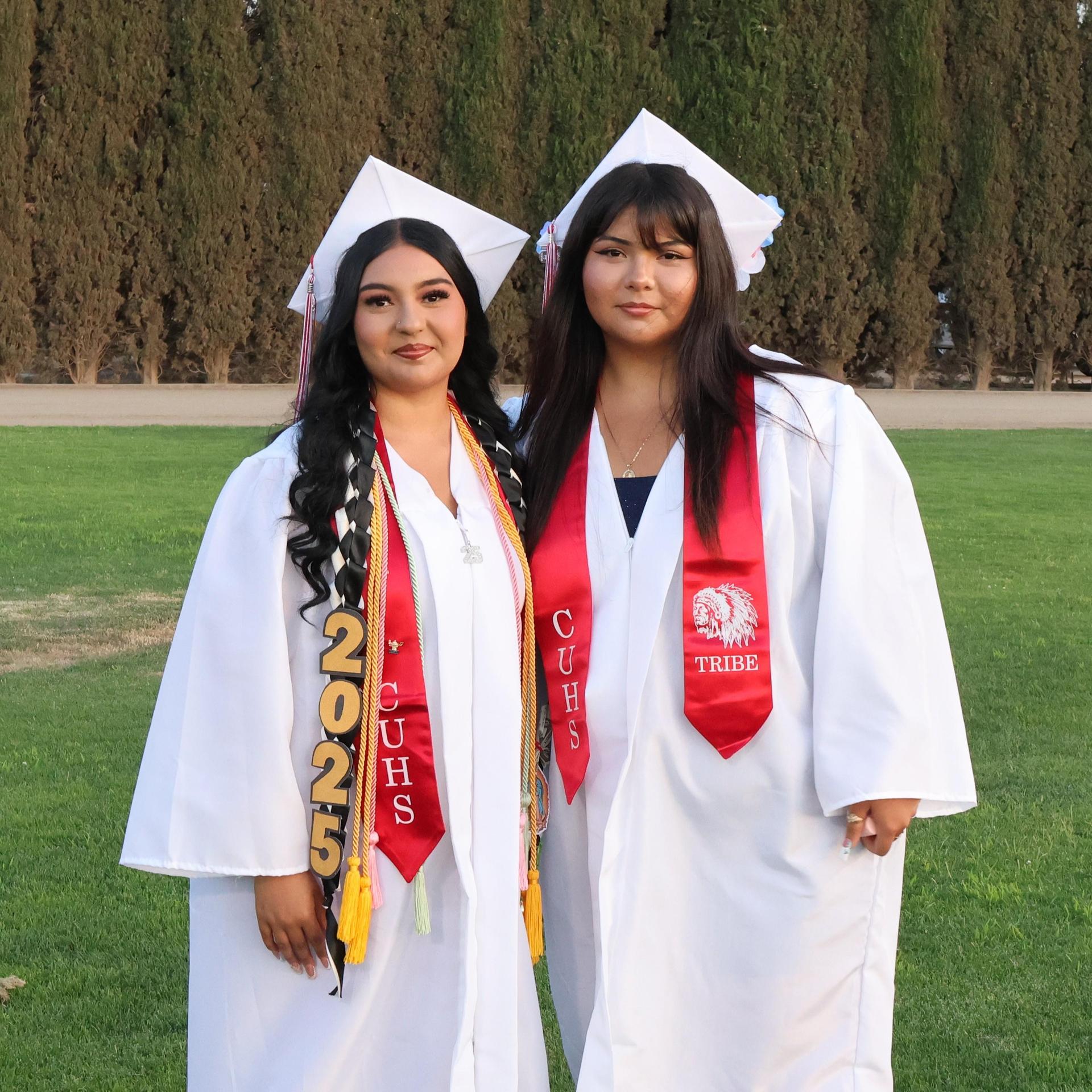 seniors posing together before walking in to graduation