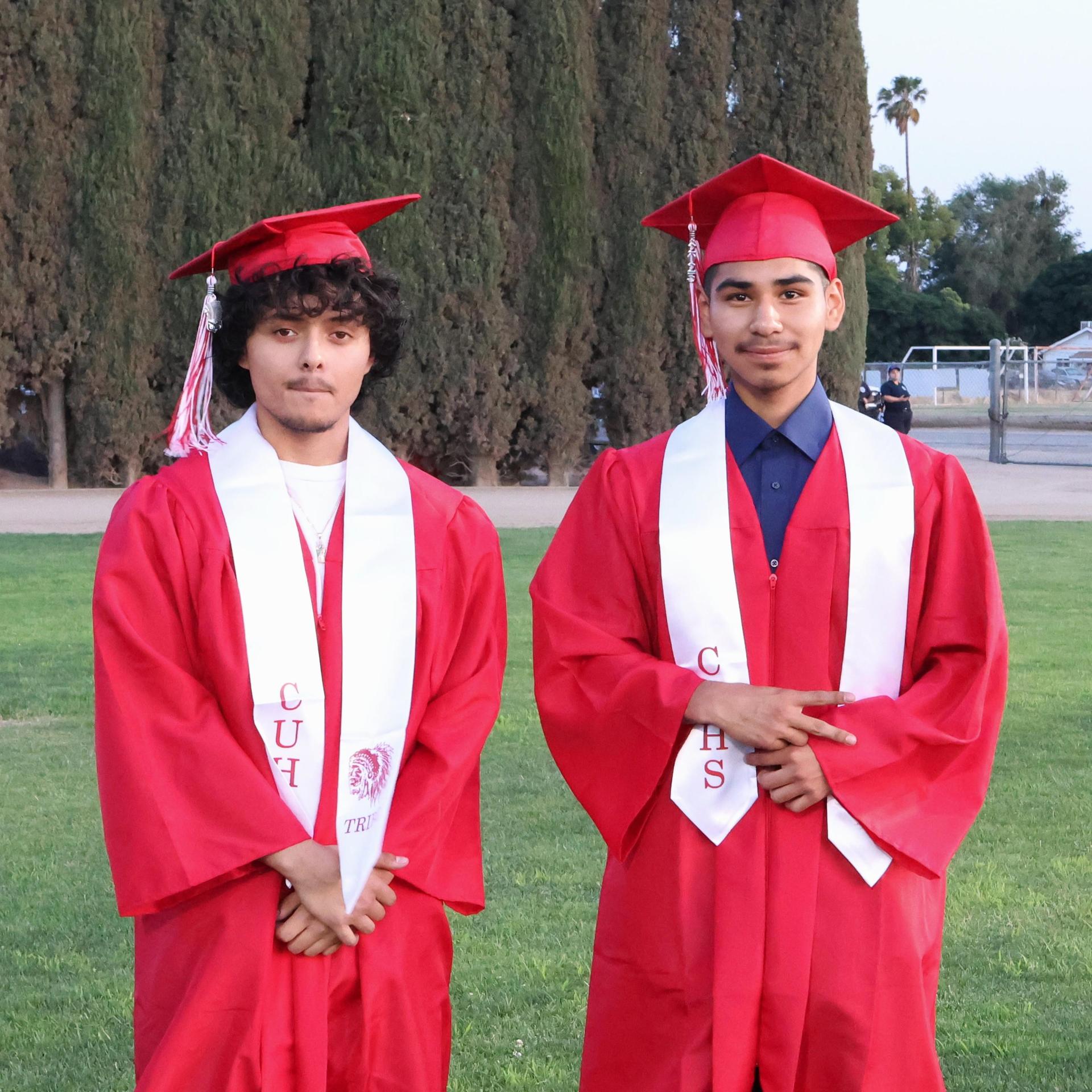 seniors posing together before walking in to graduation