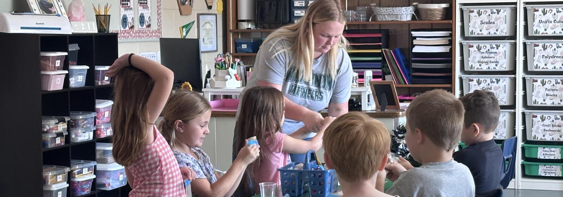 Mrs. Ezell's class making apple pie