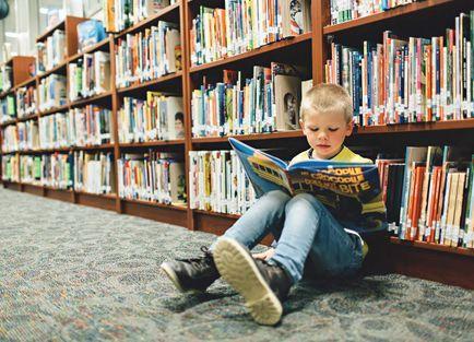 kid in library