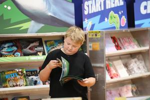 PYSchBookFair_10-7_04.JPG