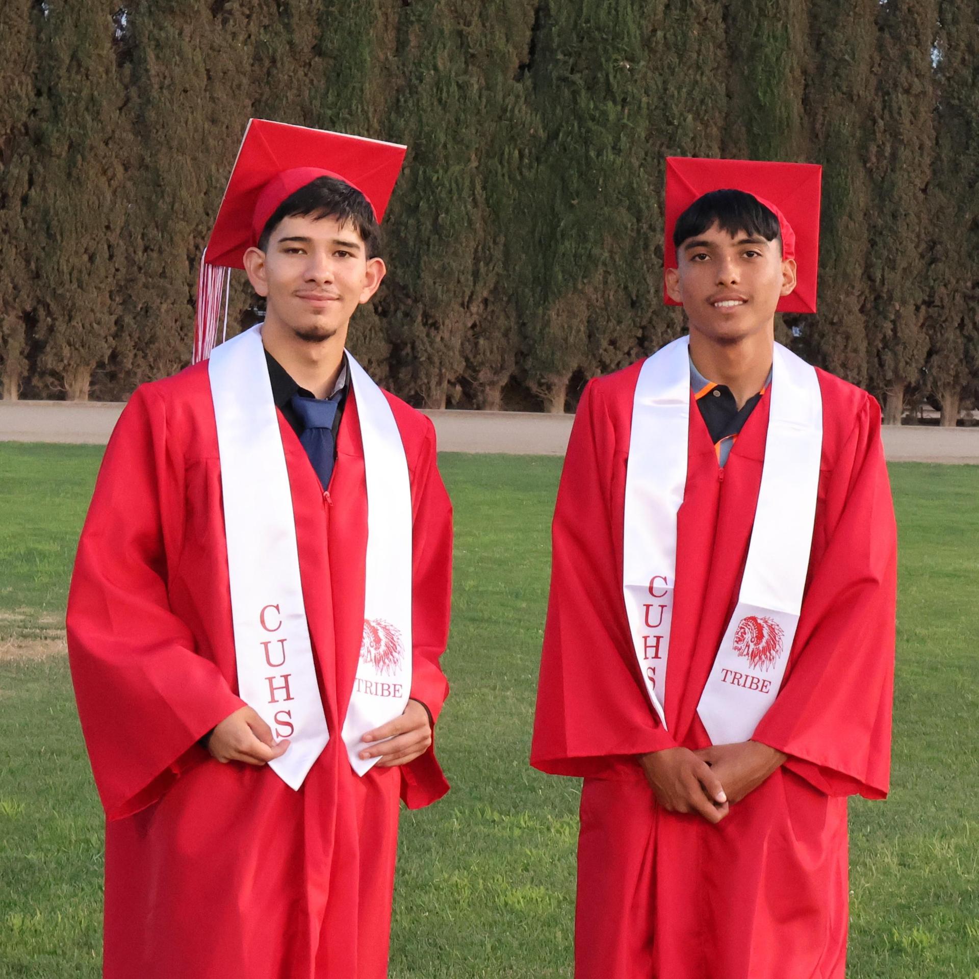 seniors posing together before walking in to graduation