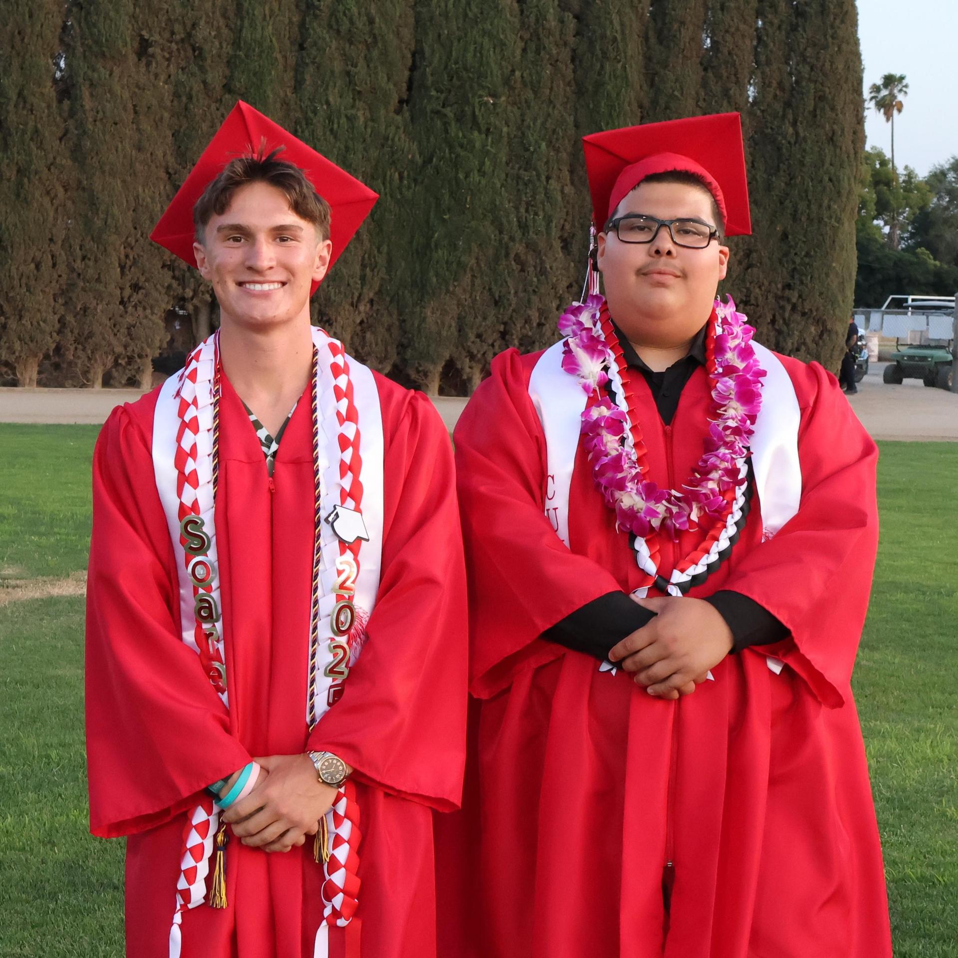 seniors posing together before walking in to graduation