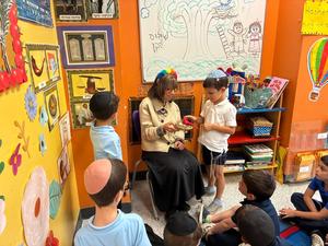 Morah Dena teaches the kitah k boys about shiluach haken