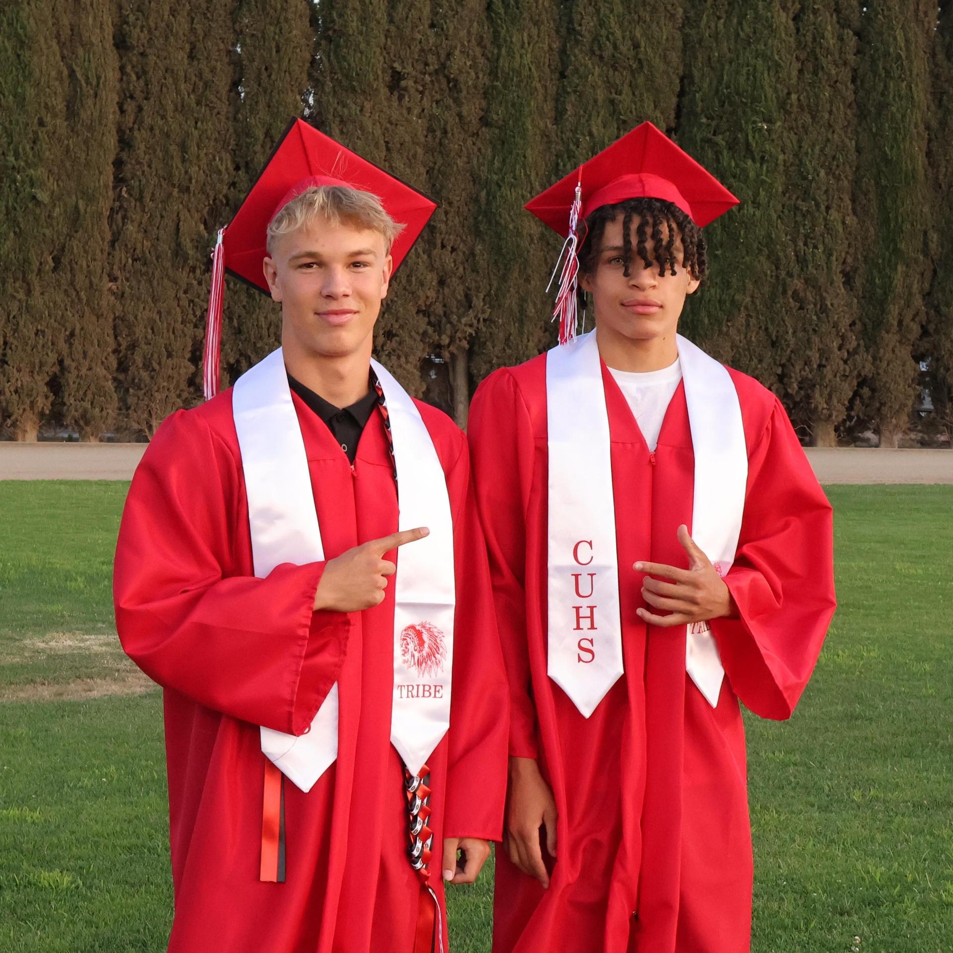 seniors posing together before walking in to graduation