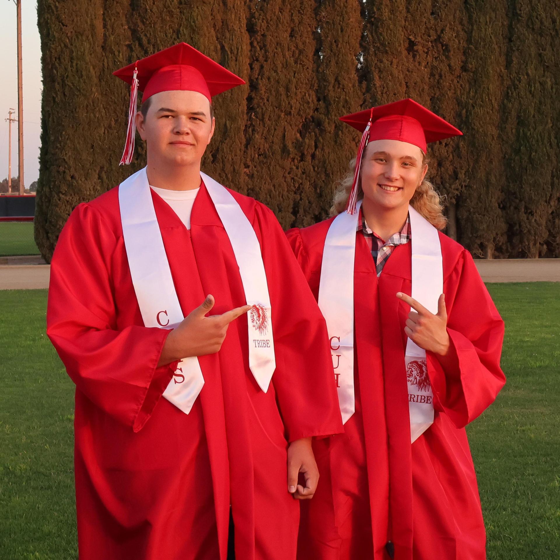 seniors posing together before walking in to graduation